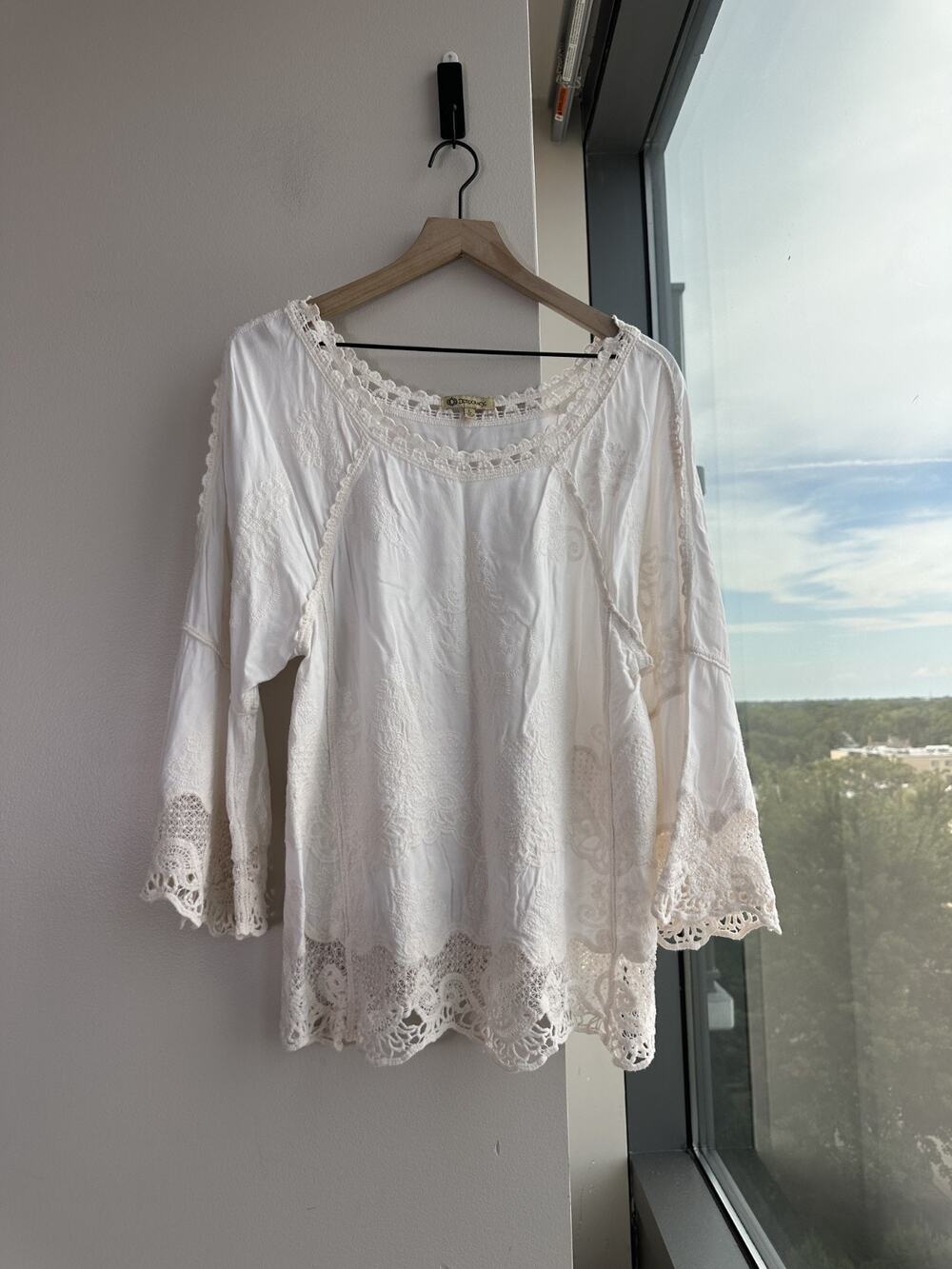 Democracy White Tunic Embroidered Lace Bell Sleeve Blouse Sz L